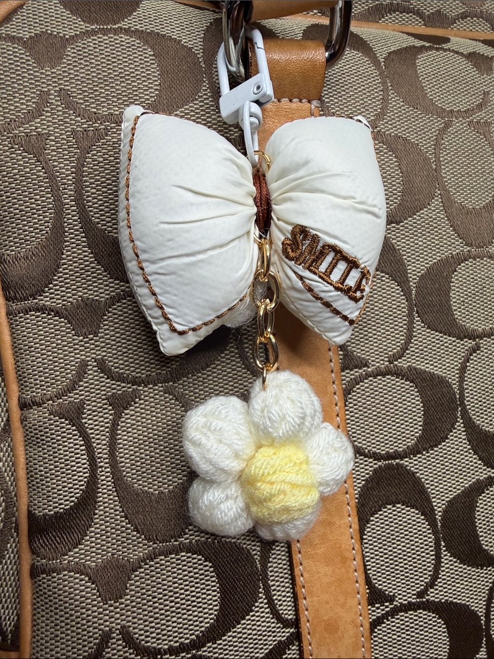 White Bow/Flower Daisy Bag Charm ‘Smile’